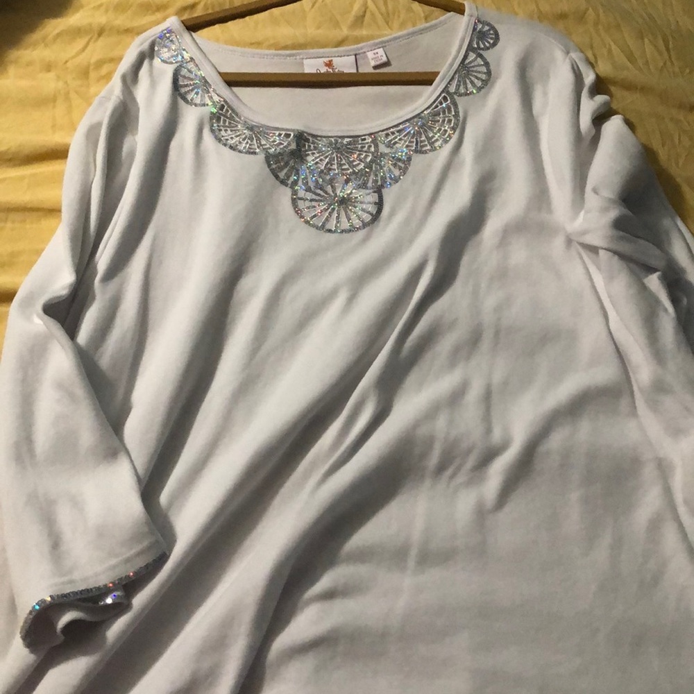 Quacker factory white tunic with holo silver neck